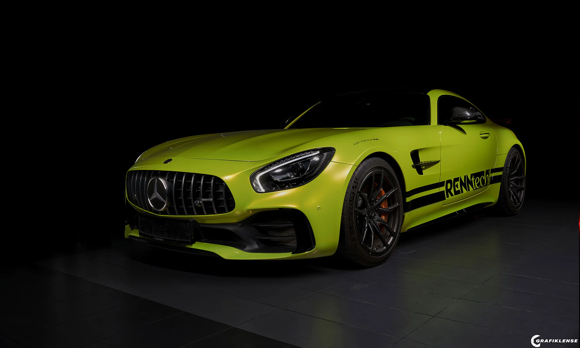 Mercedes AMG mit gelber Folierung