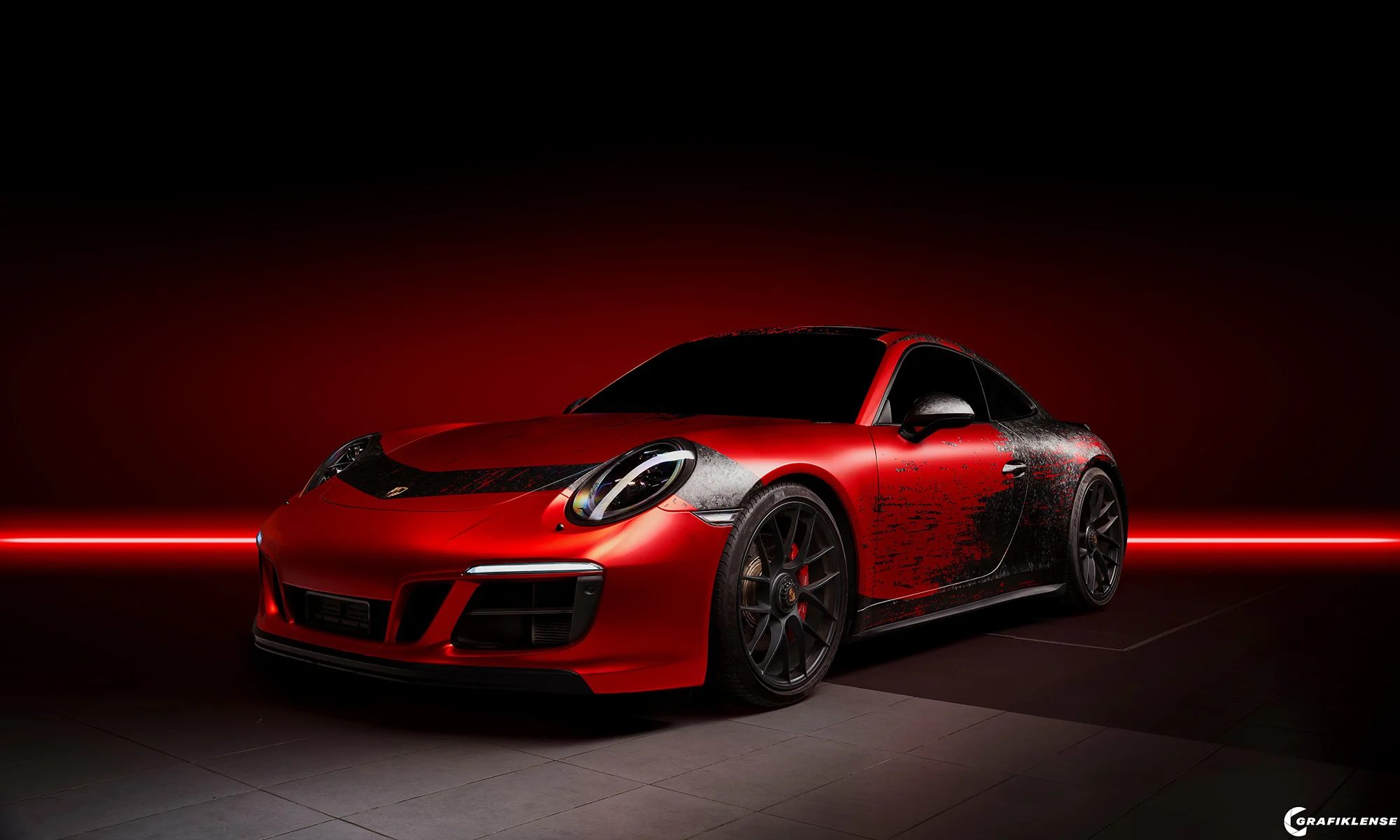 Porsche mit roter Fahrzeugfolierung