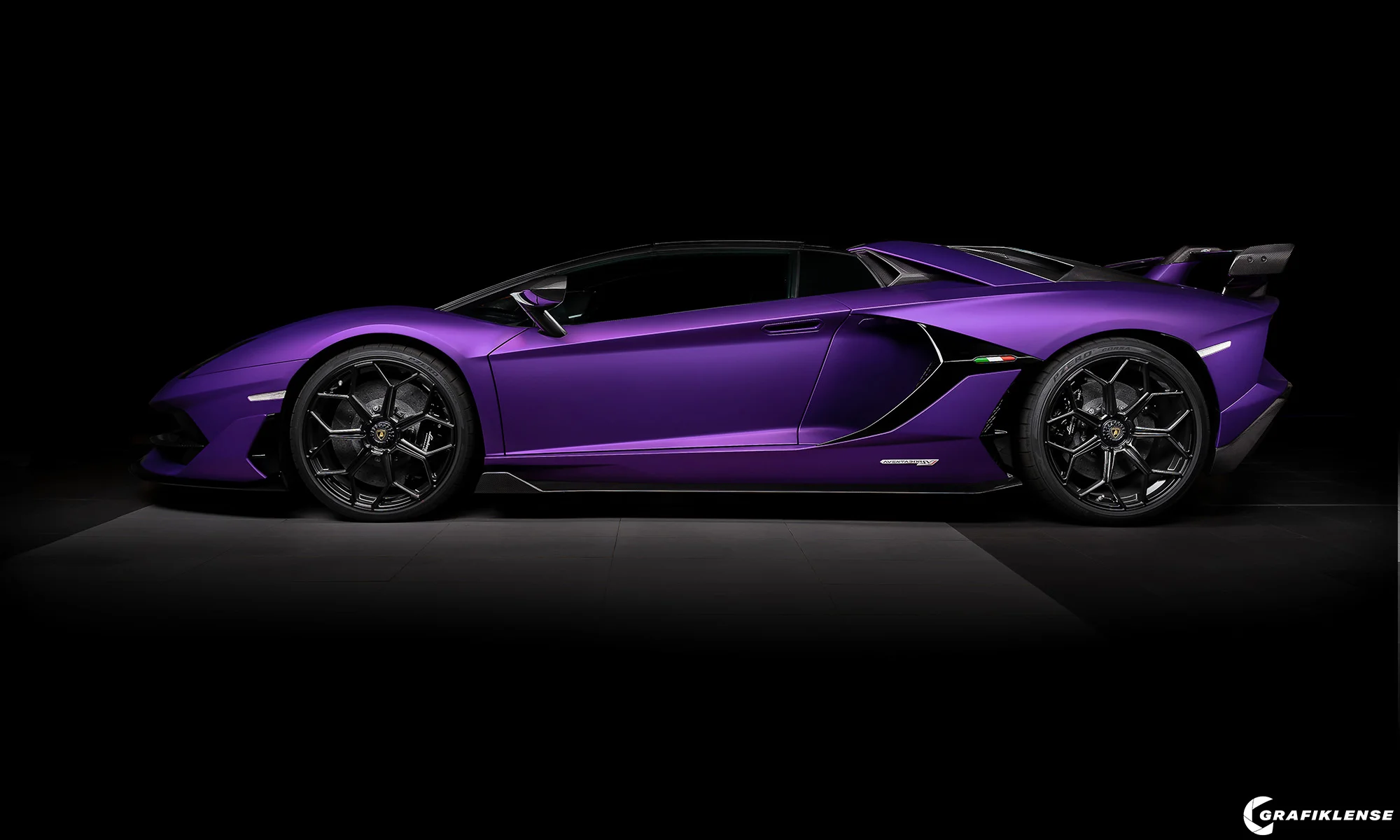 Lamborghini Aventador mit violetter Folierung